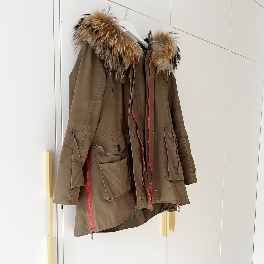 STUNNING parka with fur collar and contrasting zippers - Picture 12 of 13